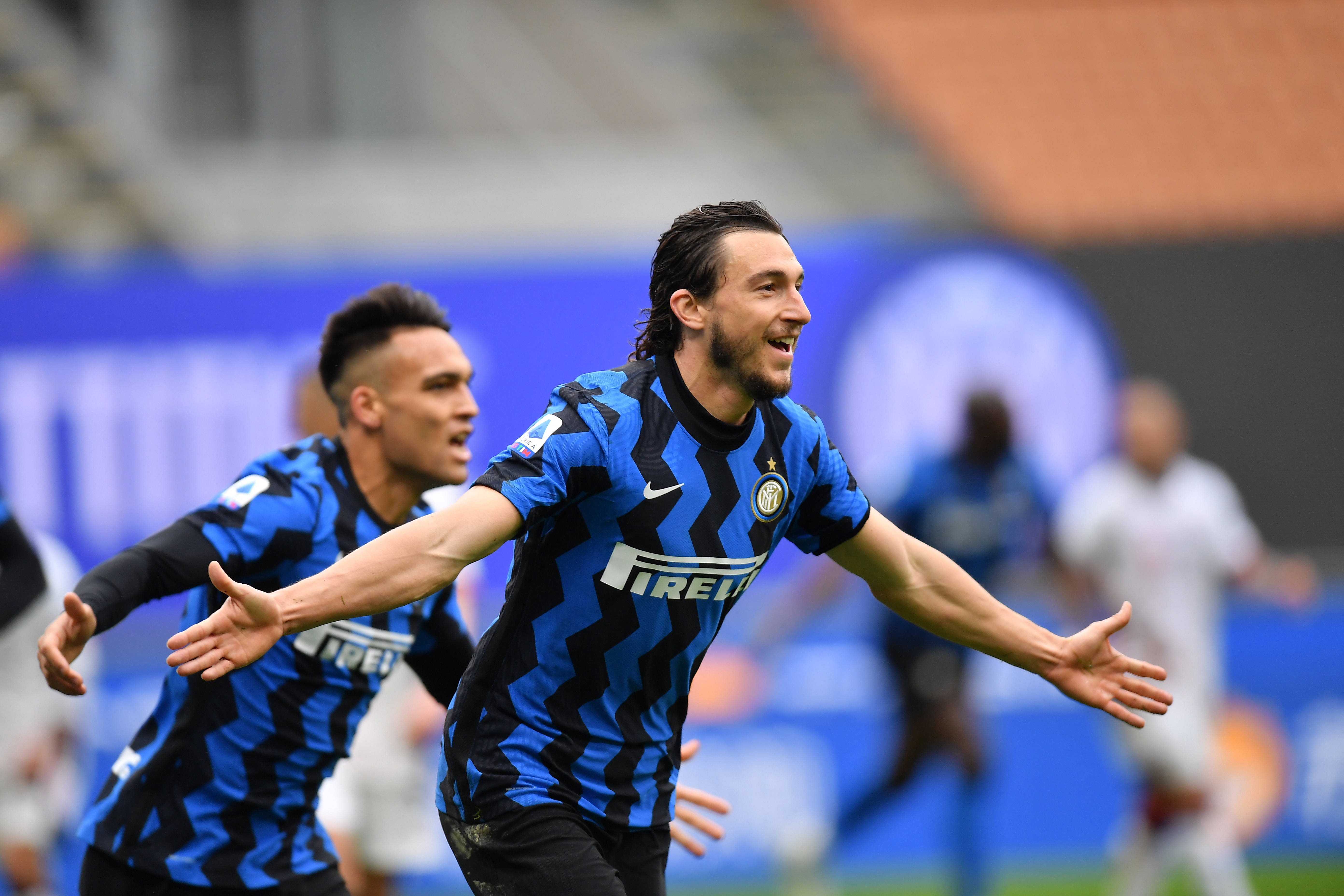 男子投篮意外扔进神仙三分球