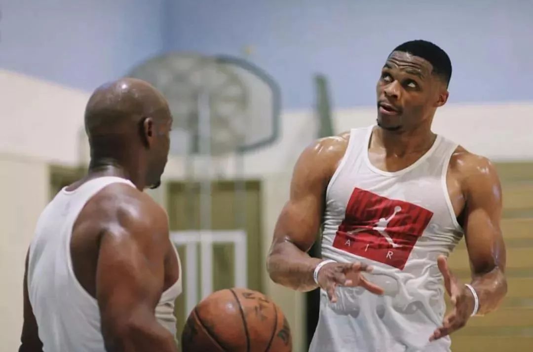 国脚连续助攻，带动全队节奏