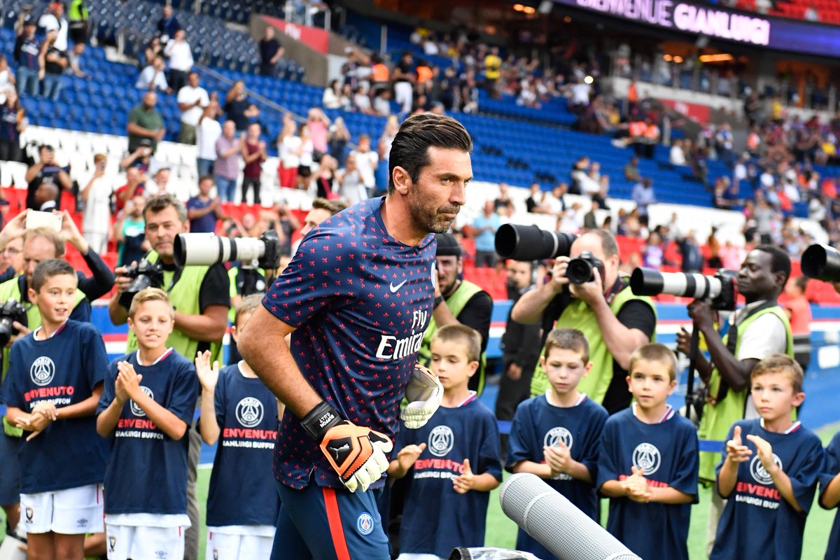 镜报：曼联已报价扬-迪奥曼德，但低于莱比锡预